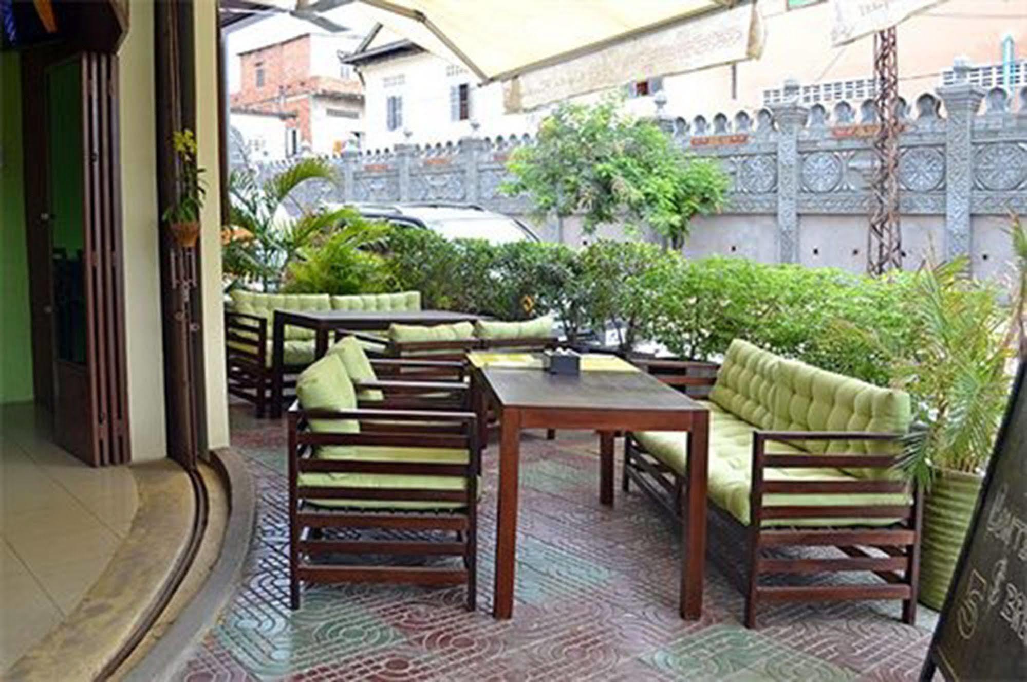 Cyclo Hotel-Bar-Restaurant Phnom Pen Exterior foto